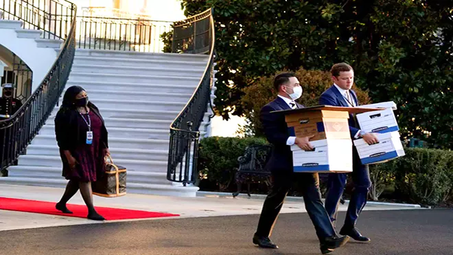 مساعدين لترمب ينقلون بعض الصناديق خارج البيت الأبيض في آخر أيام رئاسته (نيويورك تايمز)